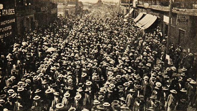 Obreros de salitre mayormente peruanos llegados a Iquique dirigindose a Escuela Sta Mara de Iquique para dialogar con las autoridades chilenas 1907
