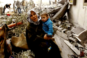 madre carga hijo escombros gaza