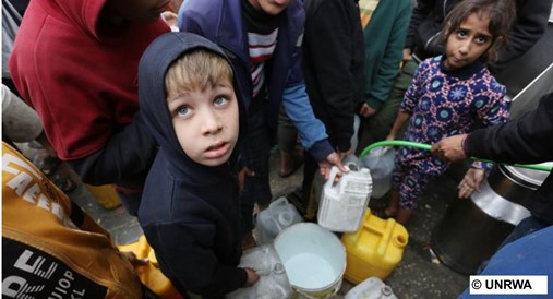 Rafah ninos recogen agua