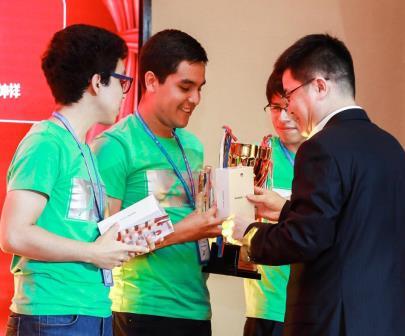 Alumnos San Marcos premio China Huawei