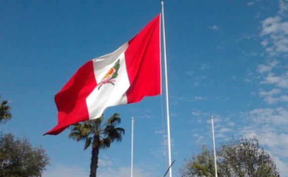 bandera Peru flameante