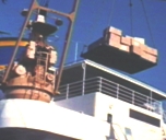 Barco carga containers grua