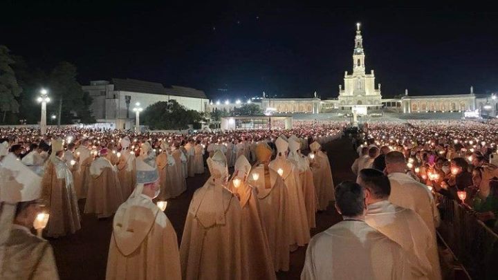 procesion aux flambeaux Fatima 13 may 2022
