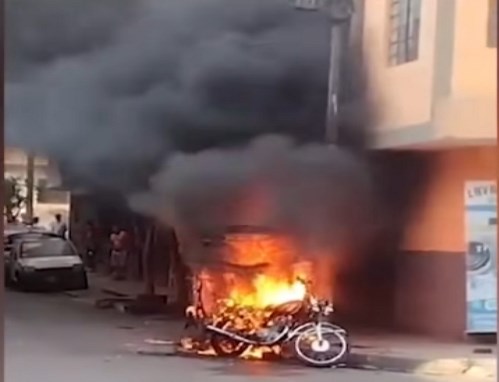 peruanos queman moto venezolanos L V oct 2023
