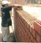 trabajador pared ladrillos