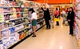 supermercado clientes estantes