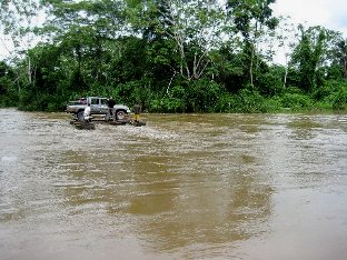 camioneta balsa rio selva 2