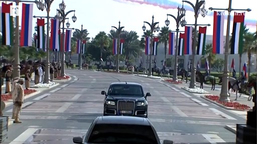 recibimiento Putin via banderas rusas EAU dic 2023