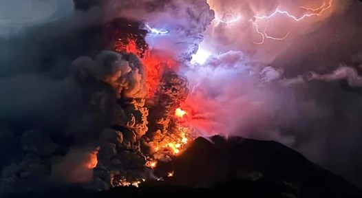 volcan Ruang relampagos abr 2024