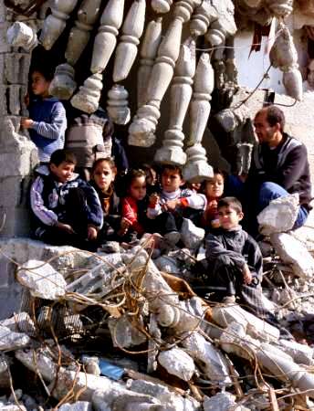 ninos palestinos escombros gaza