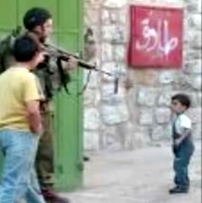 soldado amenaza nino palestino