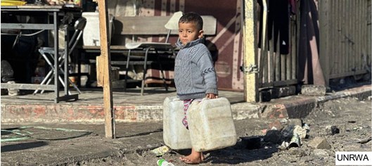 nino busca agua Gaza abr 2024