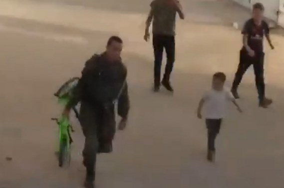 soldado israeli quita bicicleta a nino palestino