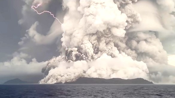 relampagos volcan Tonga ene 2022