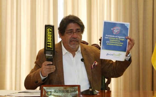 Carlos Canales detector armas nov 2023