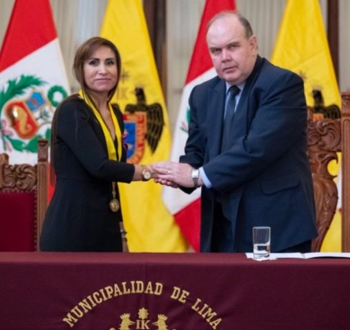 Lopez Aliaga premia fiscal Patricia Benavides