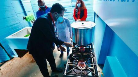 Jaime Galvez prueba gas natural comedor popular