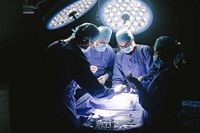 cirujanos operando