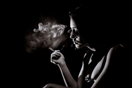 mujer joven fumando